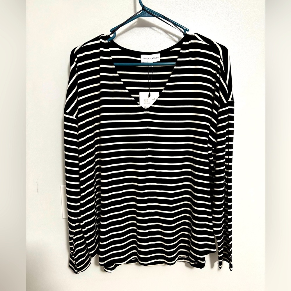 Gibson Latimer Women’s XL black and white.   v/neck long sleeve shirt. NWT